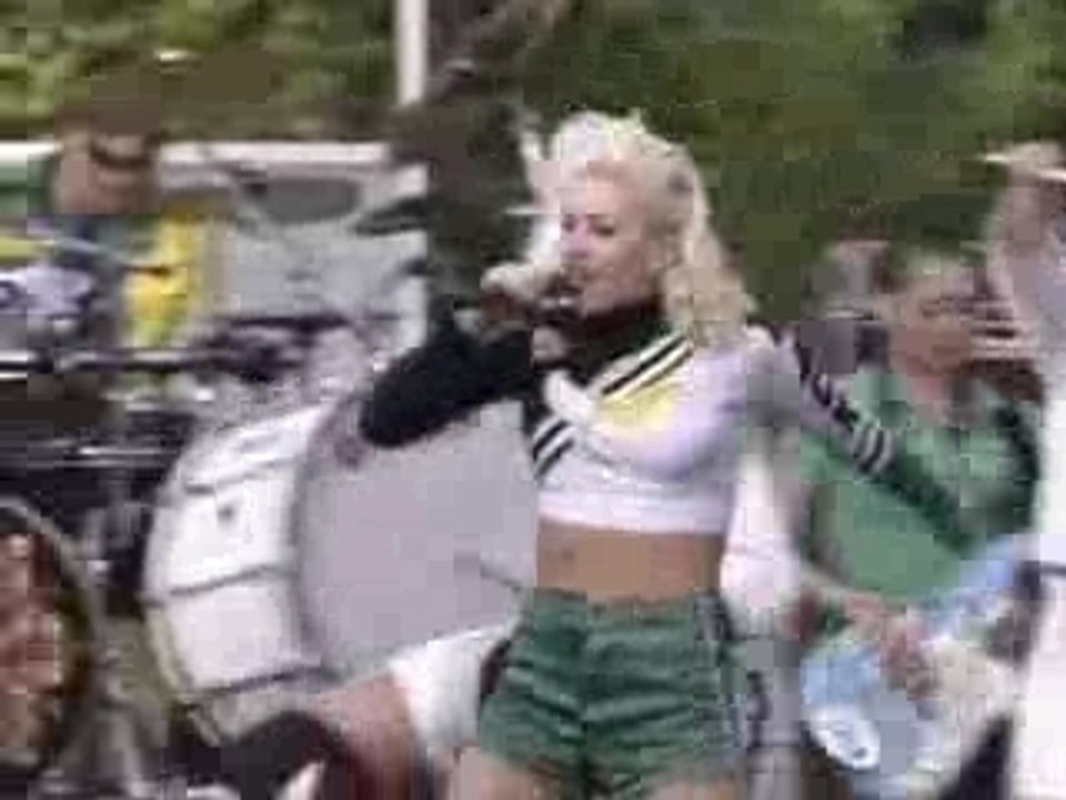 Gwen Stefani - Ellen Live Hollaback Girl