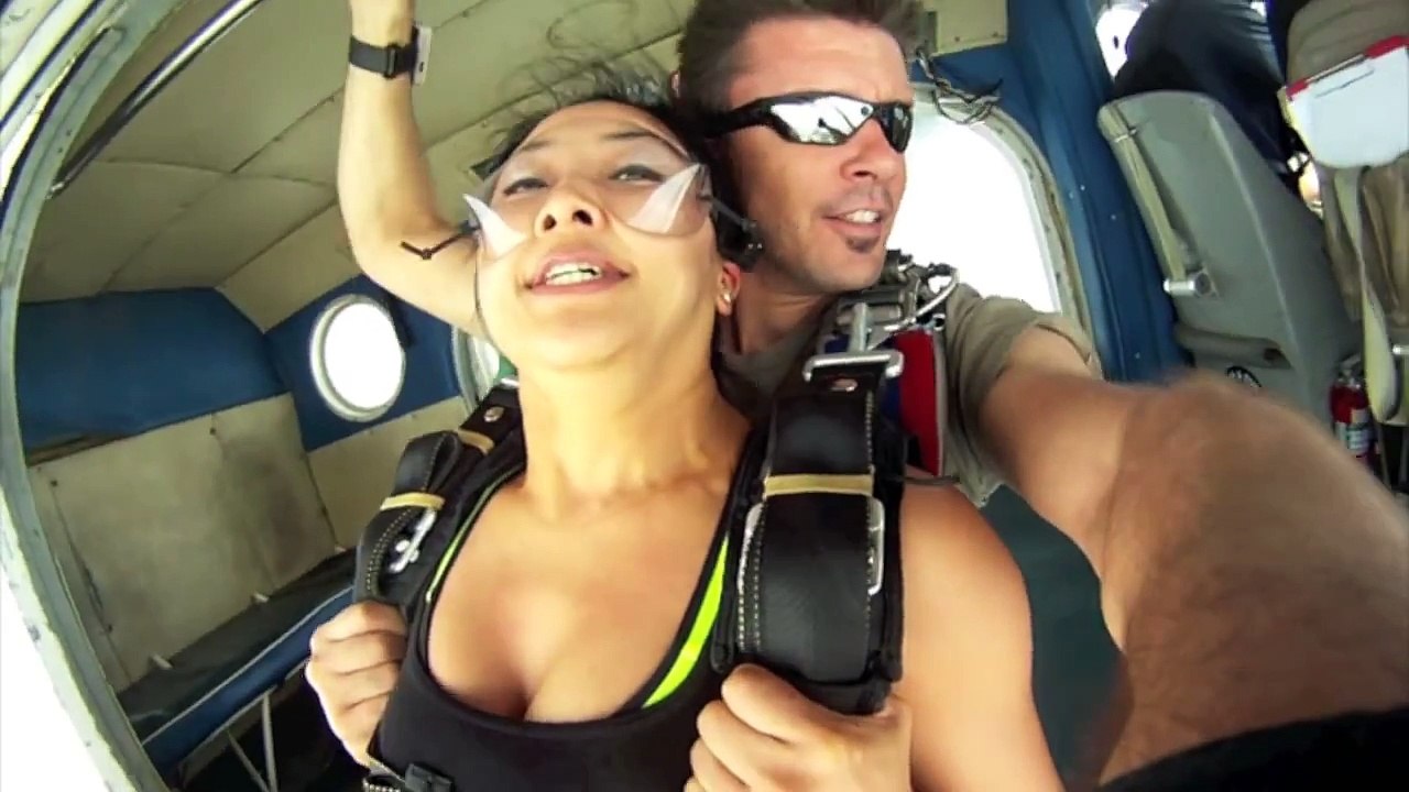 Casal quase é atingido por avião durante salto de paraquedas