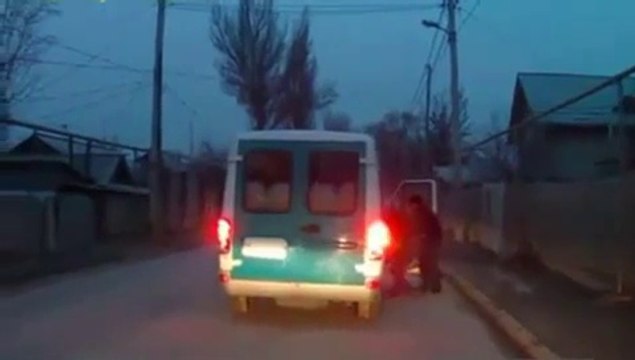 Un prisonnier russe s'échappe du fourgon de la police.