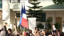 Hollande s'apprête à faire un discours, ses feuilles s'envolent