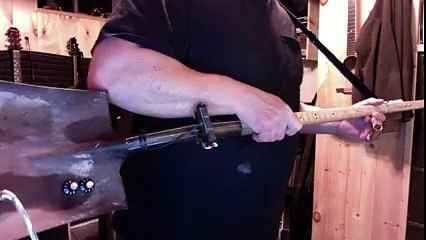 Guitarra electrica hecha con una pala