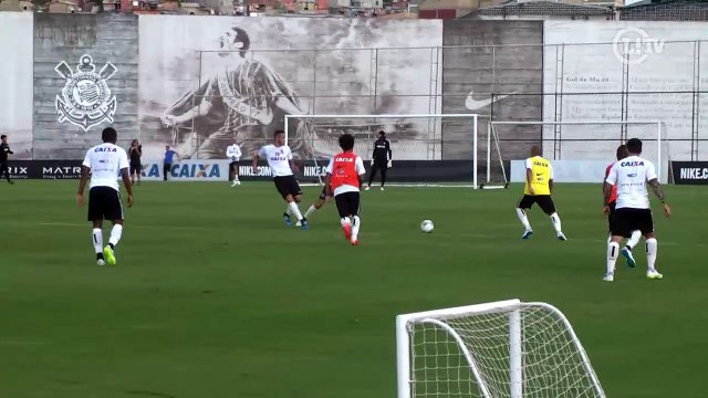 No chão! Romero dribla Cássio e faz golaço no treino do Timão