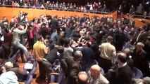 Bursa Ahmedinejad'ı Protesto Etmek İsteyen 4 Kişiyi Dinleyiciler Dövdü 2-