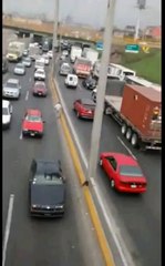 Policías rescatan a un anciano que caminaba en medio de autopista