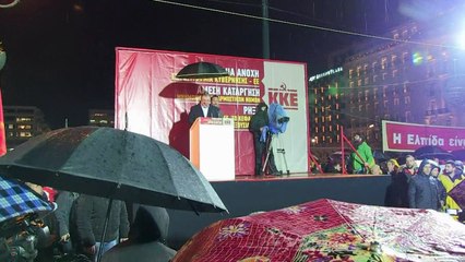 Comunistas gregos protestam contra o governo