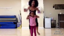 Annesi ile Pek Güzel Dans Eden Küçük Kız