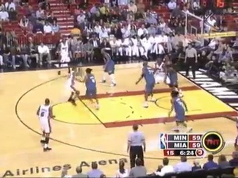 Dwyane Wade posterizes Kevin Garnett