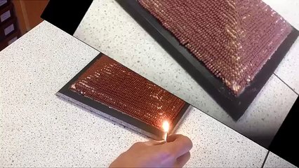 Quand une pyramide d'allumettes prend feu, ça donne ça !