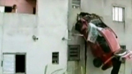 Car goes into second floor of house - Video Dailymotion