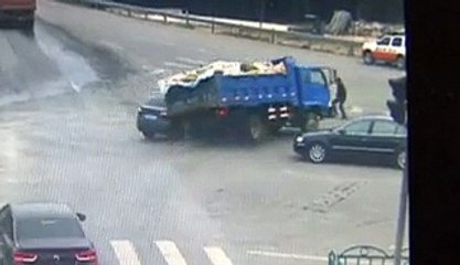 A man escapes death in China car crash - Video Dailymotion