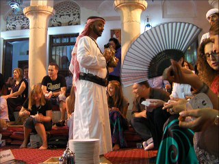 أعطينا القهوه - محمد قنديل و لور دكاش