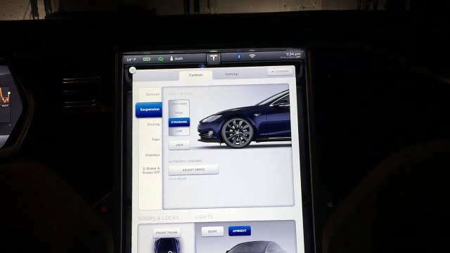 Tesla model S en mode 007 - menu caché pour passer la voiture en mode agent secret!