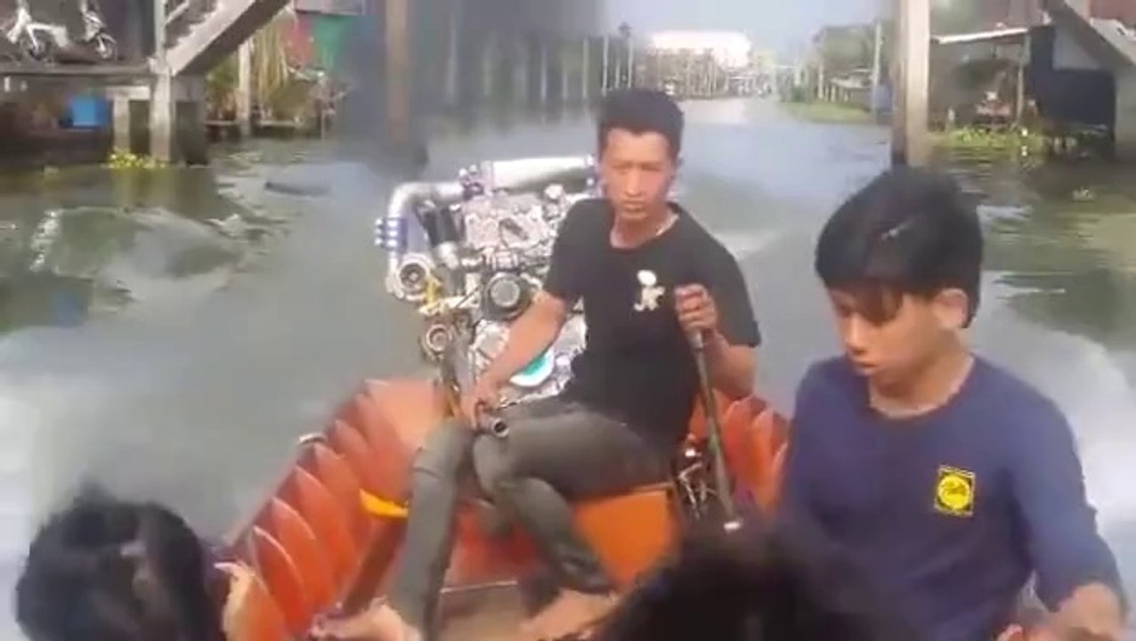 Small boat but big engine : crazy guys...