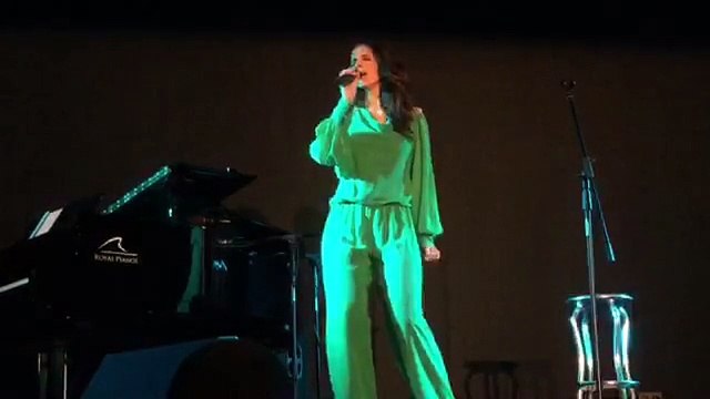 Nuria Fergó: Concierto en Frigiliana, canta Un rojo, rojo clavel