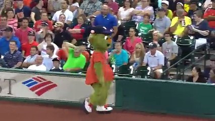 Maskota dans dersi veren güvenlik görevlisi