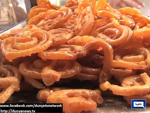 Dunya News - Karachi: People enjoy 'Pakory, Samose' in rainy weather