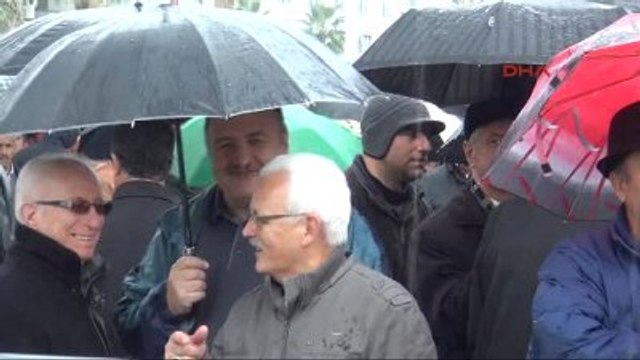 İzmir'de Sağanak Yağmur Altında, İç Güvenlik Paketine Tepki Gösterdi