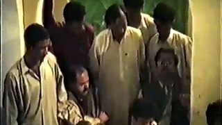 Watch Imran Khan Sitting Like A Common Man with Other People, A Rare Video of 1996