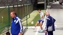 Lionel Messi et Sergio Aguero joue au tennis ballon au dessus d'une barrière