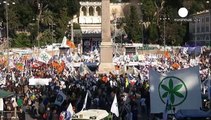 Roma invasa dai manifestanti: leghisti da una parte, anti-leghisti dall'altra. Gli uni contro gli altri, e tutti contro Renzi