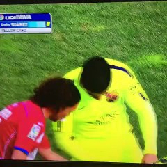Barcelona: Luis Suárez aplicó este codazo... y solo recibió amarilla (VIDEO)
