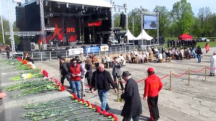 Красный принёс цветы к памятнику Победы 9 мая 2014