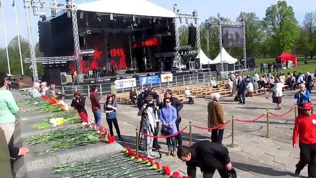 начинается утро 9 мая 2014 у памятника Победы в Риге