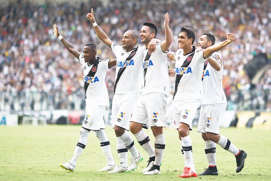 Com gols de zagueiros, Vasco vence Bangu em casa