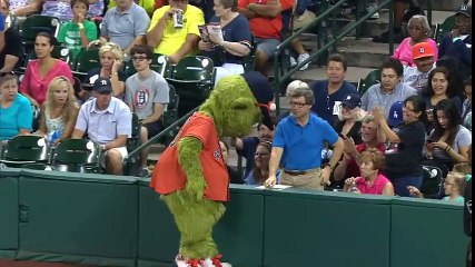 Maskot ve güvenlik görevlisinin dans atışması