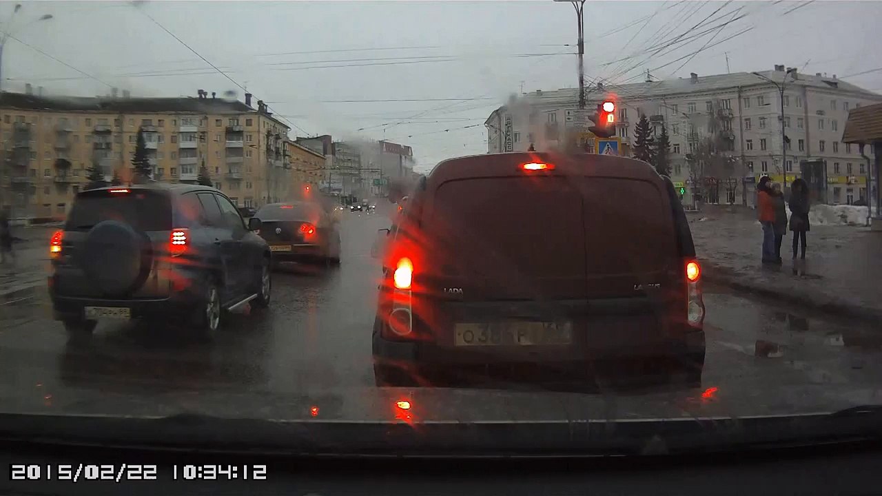 Пешеход обиделся, что его не пропустили - Драка на дороге