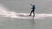 Laird Hamilton sur des vagues géantes en Hover-surfing! Dingue...