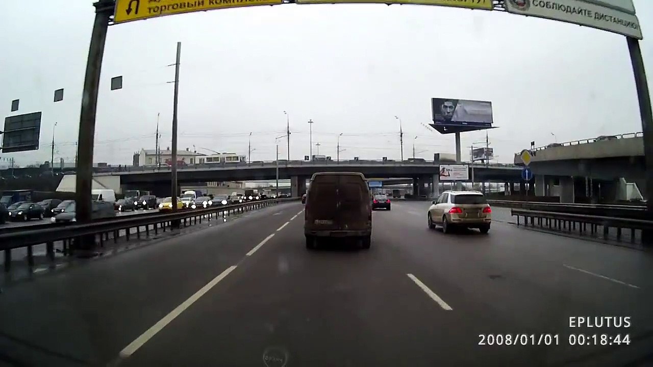 Девушка на мерседесе решила перестроиться - ДТП в Москве 28.02.2015