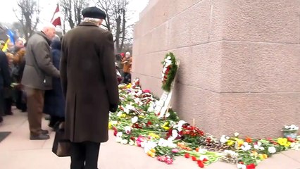 возлагая цветы 25 марта  2014 в Риге к монументу Свободе