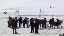 Ardahan Valisi Ahmet Deniz Buz Tutan Çıldır Gölünde Eskimolar Gibi Balık Tuttu