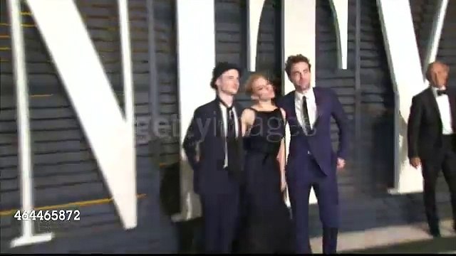 Longer vid of Rob with bestie TomStu & fiancée Sienna at Vanity Fair Oscars Party arrival (22nd Feb)