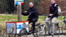 Met bakfiets vol Groninger klei naar gasdebat - RTV Noord