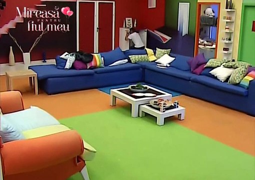 din casa baietilor....marinica se uita la pozele primite 2015-03-01 11-12-00-602