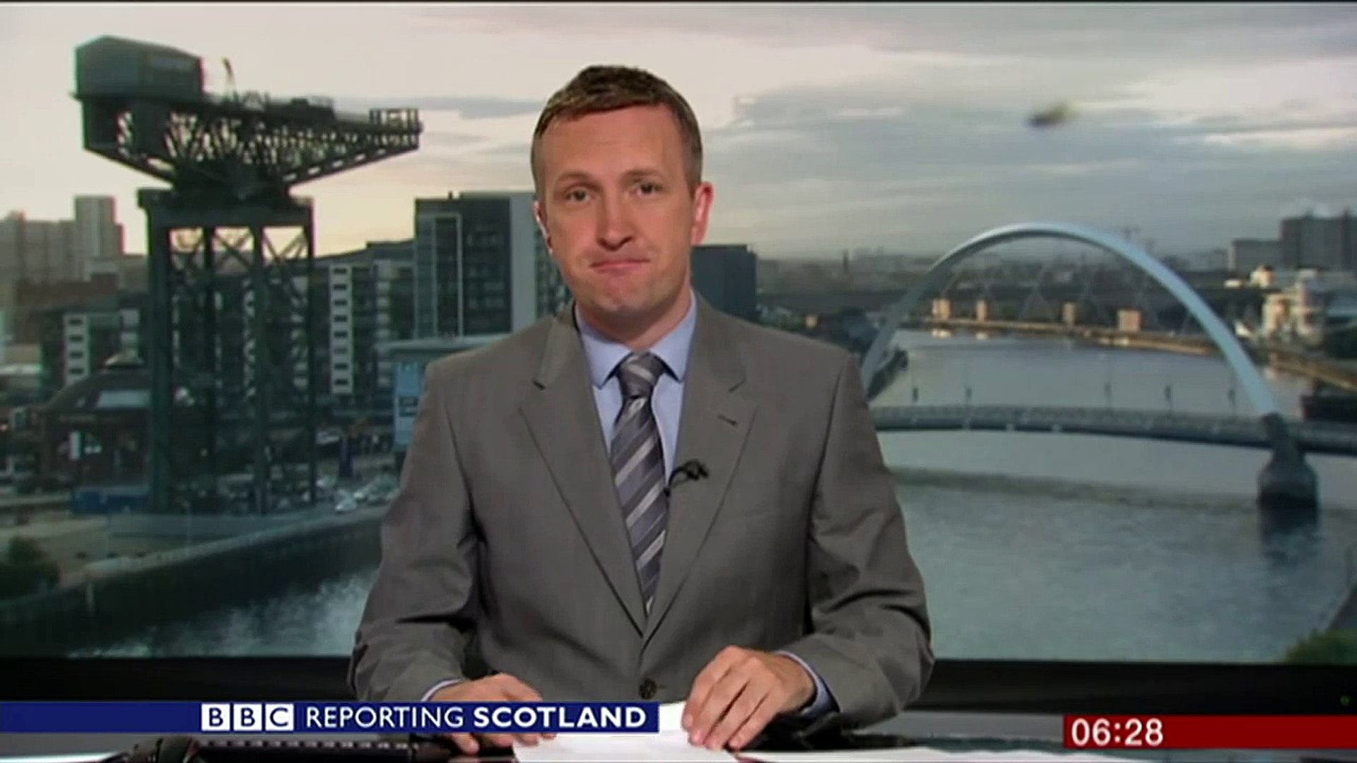 'Giant' spider photobombs BBC Scotland news - BBC News