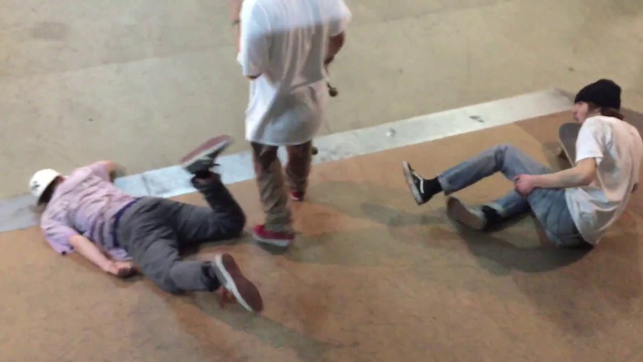 So violent Knock Out in a skate park : This Rider is a talented wrestler!