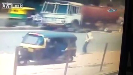 Tanker yayaların arasına daldı