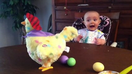 Yumurtlayan Oyuncak Tavuktan Korkan Bebek