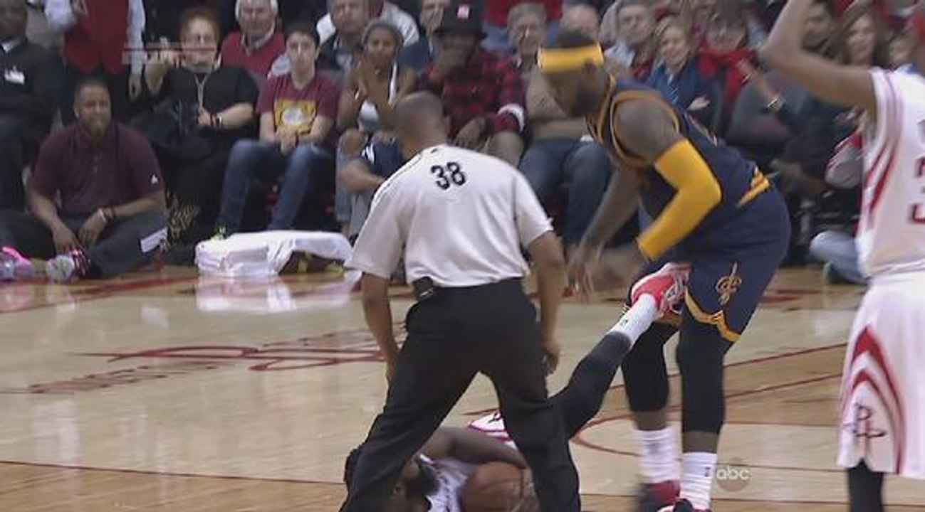 Le coup de pied de James Harden dans les parties intimes de LeBron James