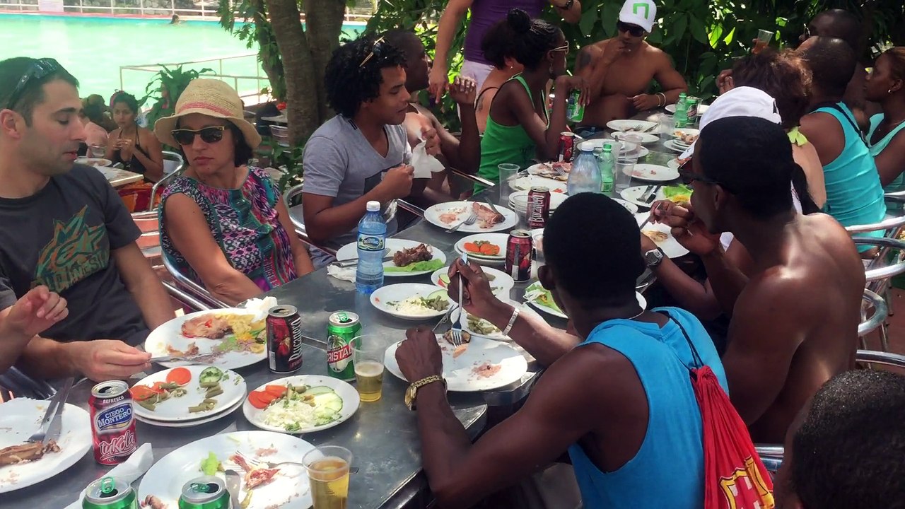 Apres la danse le reconfort du bon repas avec tout le groupe