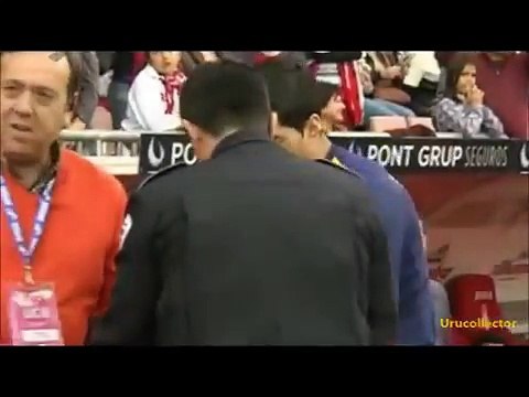 Luis Suárez regaló su casaca a un niño y le causó un problema a su abuelo (VIDEO)