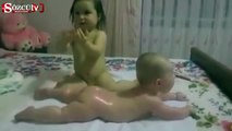 Kardeşine masaj yapan bebek