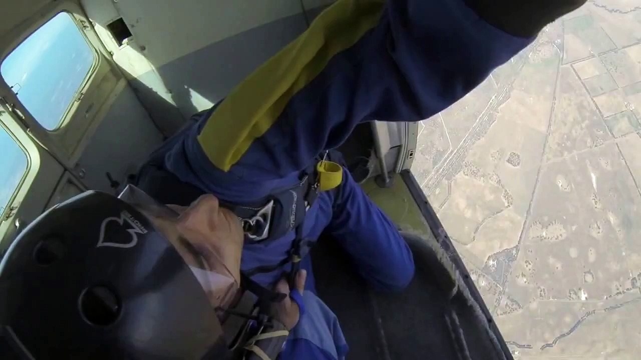 Il perd connaissance en plein saut en parachute...