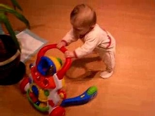 Louane 9 mois marche 002