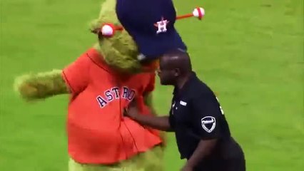 Güvenlik görevlisinin yaptığı hareketle izleyiciler şoke oldu