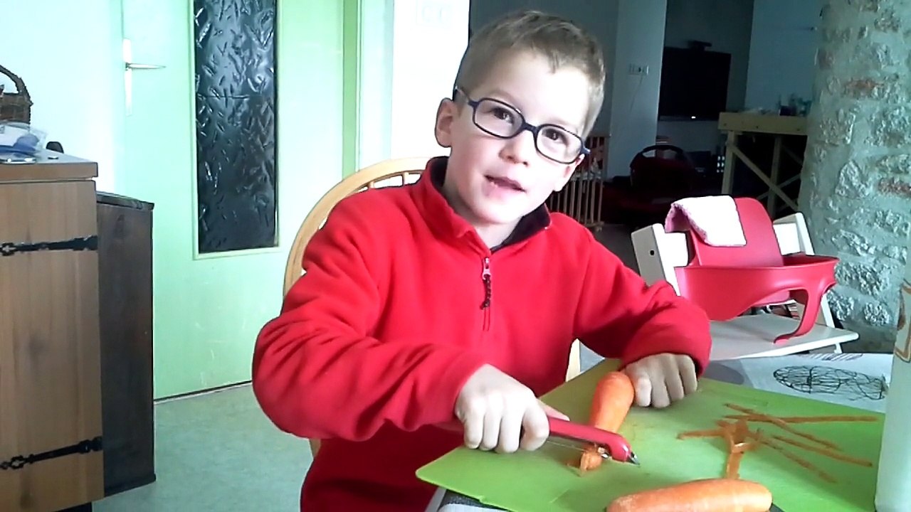 Baptiste prépare la 1ere purée de Margaux