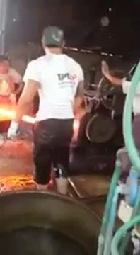 Conditions de travail extrêmes dans les usines de fer de Chine!